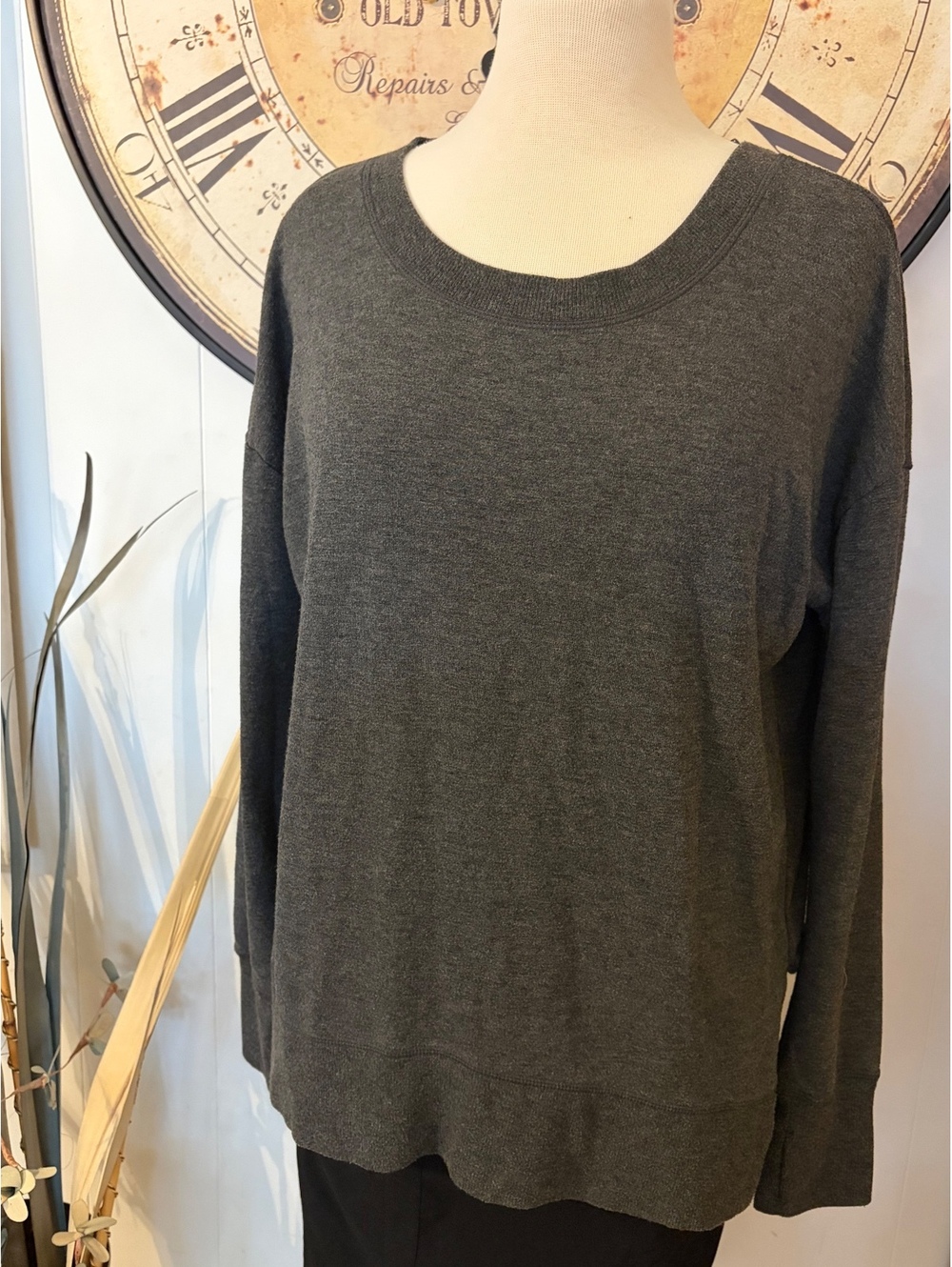 Yoglicious Women's Gray Long Sleeve Crew Neck Sweater Size S